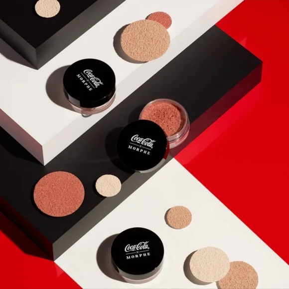 COCA-COLA X MORPHE GLOWING PLACES LOOSE HIGHLIGHTER - SERVE SPARKLING